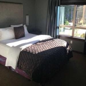 Lovely room and super comfy bed at the Sunrise Ridge Wafterfront Resort in Parksville